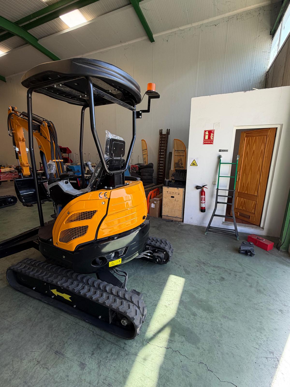 Excavadora Giratoria 2500kg 3 cilindros Diesel